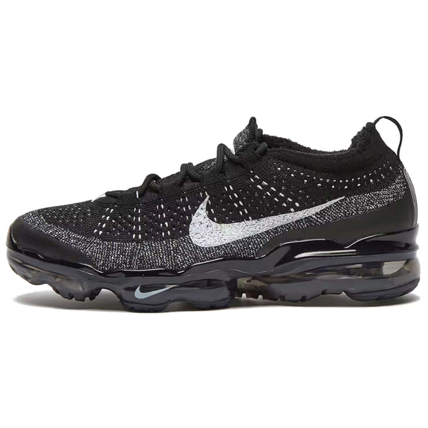 There is the great desing of Air VaporMax 2023 Flyknit 'Oreo'