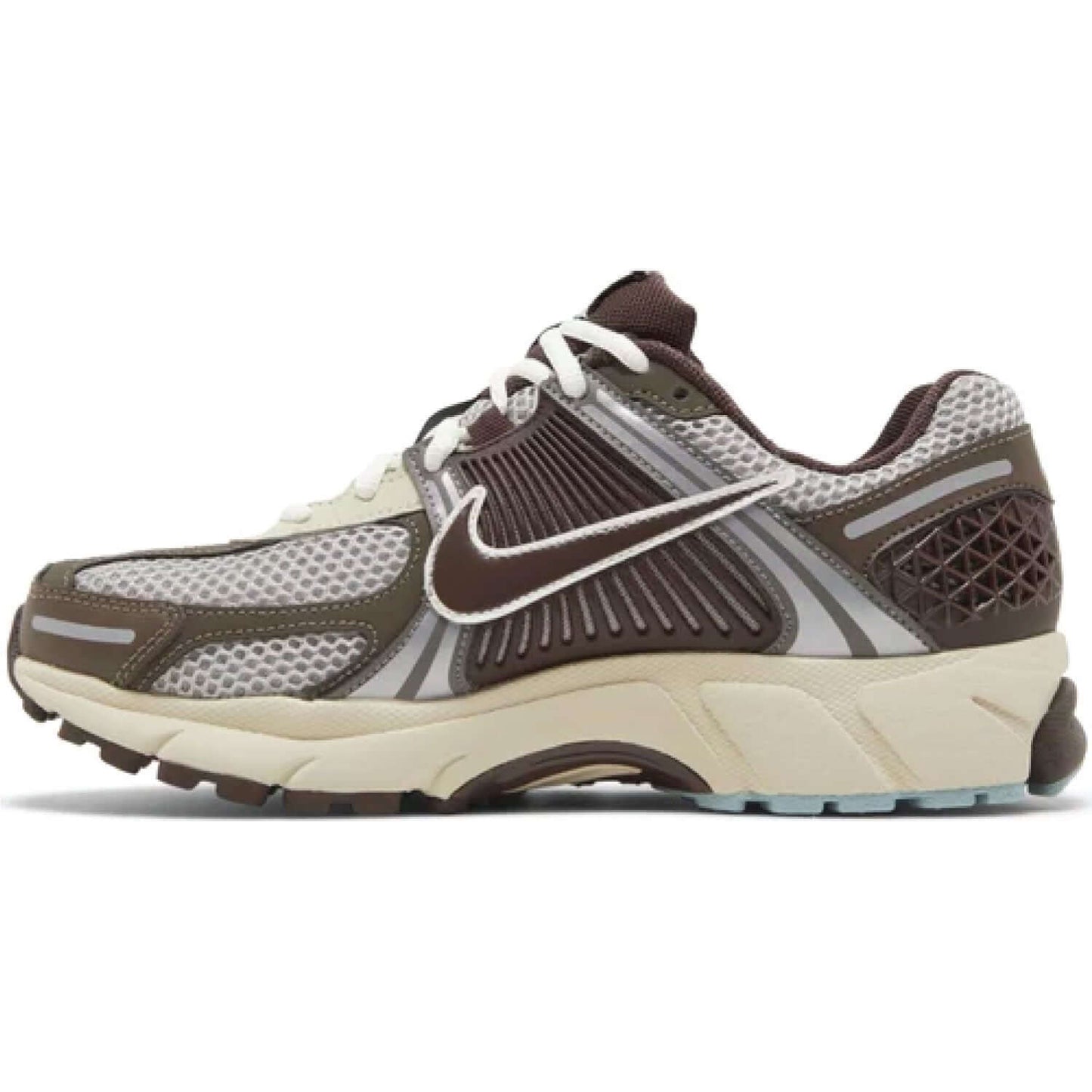This is the left side shoe of Wmns Zoom Vomero 5 'Earth Fossil'