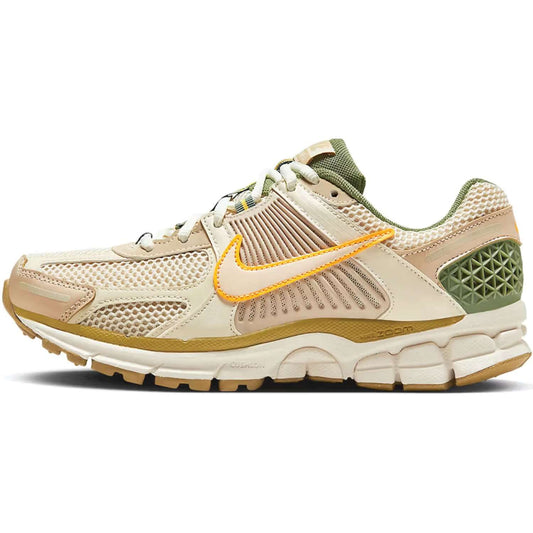 This is the left side shoe of Wmns Air Zoom Vomero 5 'Pale Ivory Oil Green'