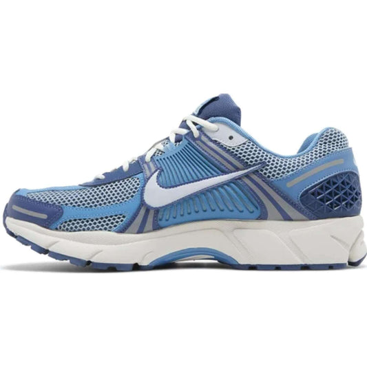 This is the left side shoe of Air Zoom Vomero 5 'Worn Blue'.