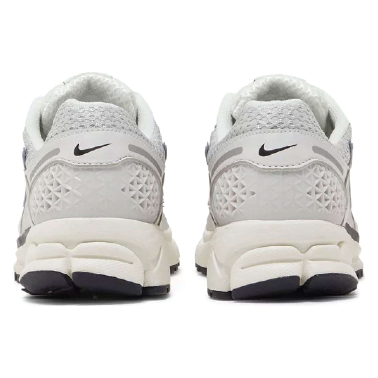 This is the back side shoe of Wmns Air Zoom Vomero 5 'Photon Dust Metallic Silver'.