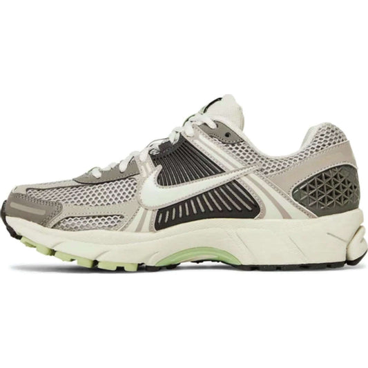 This is the left side shoe of Wmns Air Zoom Vomero 5 'Cobblestone'.