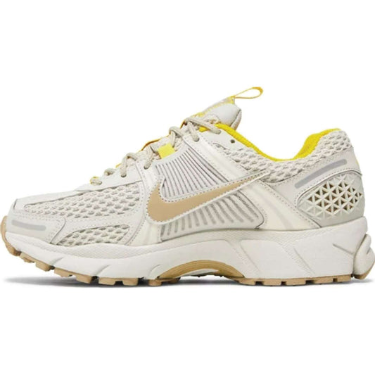 This is the left side shoe of Wmns Air Zoom Vomero 5 'Light Bone' .