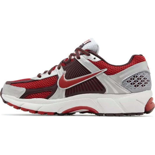 This is the left side shoe of Wmns Air Zoom Vomero 5 'Mystic Red'.