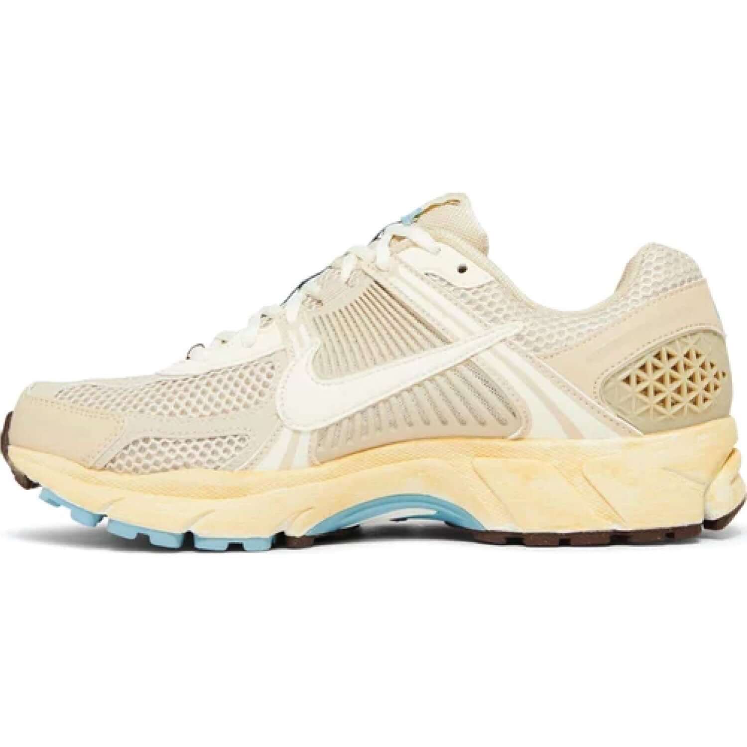 This is the left side shoe of Wmns Air Zoom Vomero 5 'Oatmeal'.