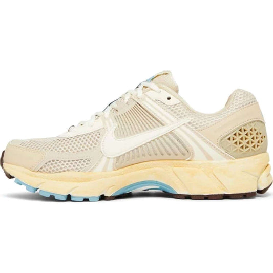 This is the left side shoe of Wmns Air Zoom Vomero 5 'Oatmeal'.