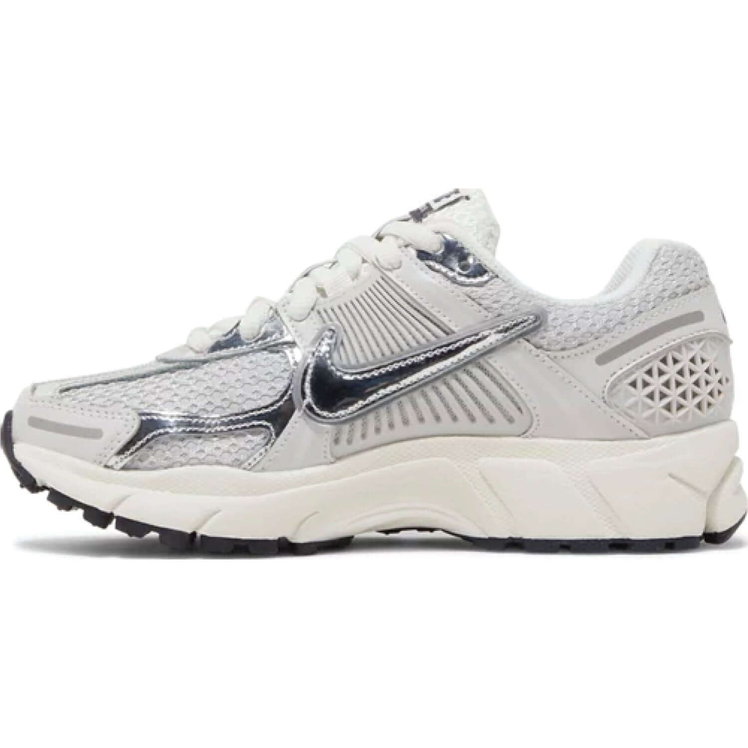 This is the left side shoe of Wmns Air Zoom Vomero 5 'Photon Dust Metallic Silver'.