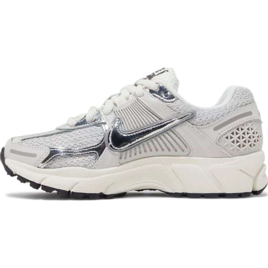 This is the left side shoe of Wmns Air Zoom Vomero 5 'Photon Dust Metallic Silver'.