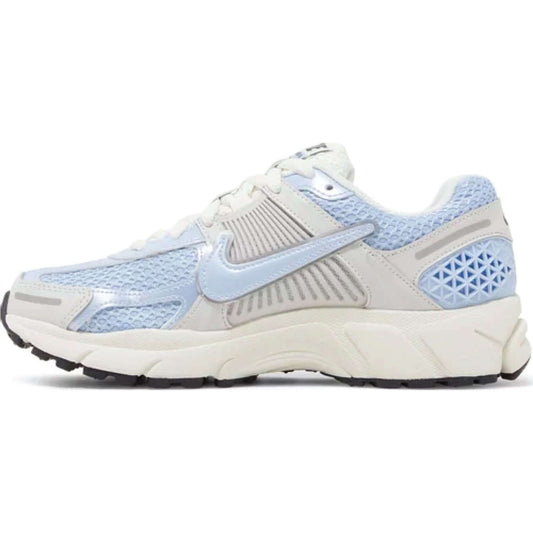 This is the left side shoe of Wmns Air Zoom Vomero 5 'Royal Tint'.