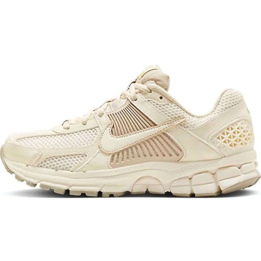 This is the left side shoe of Wmns Air Zoom Vomero 5 'Sail Light Orewood Brown'