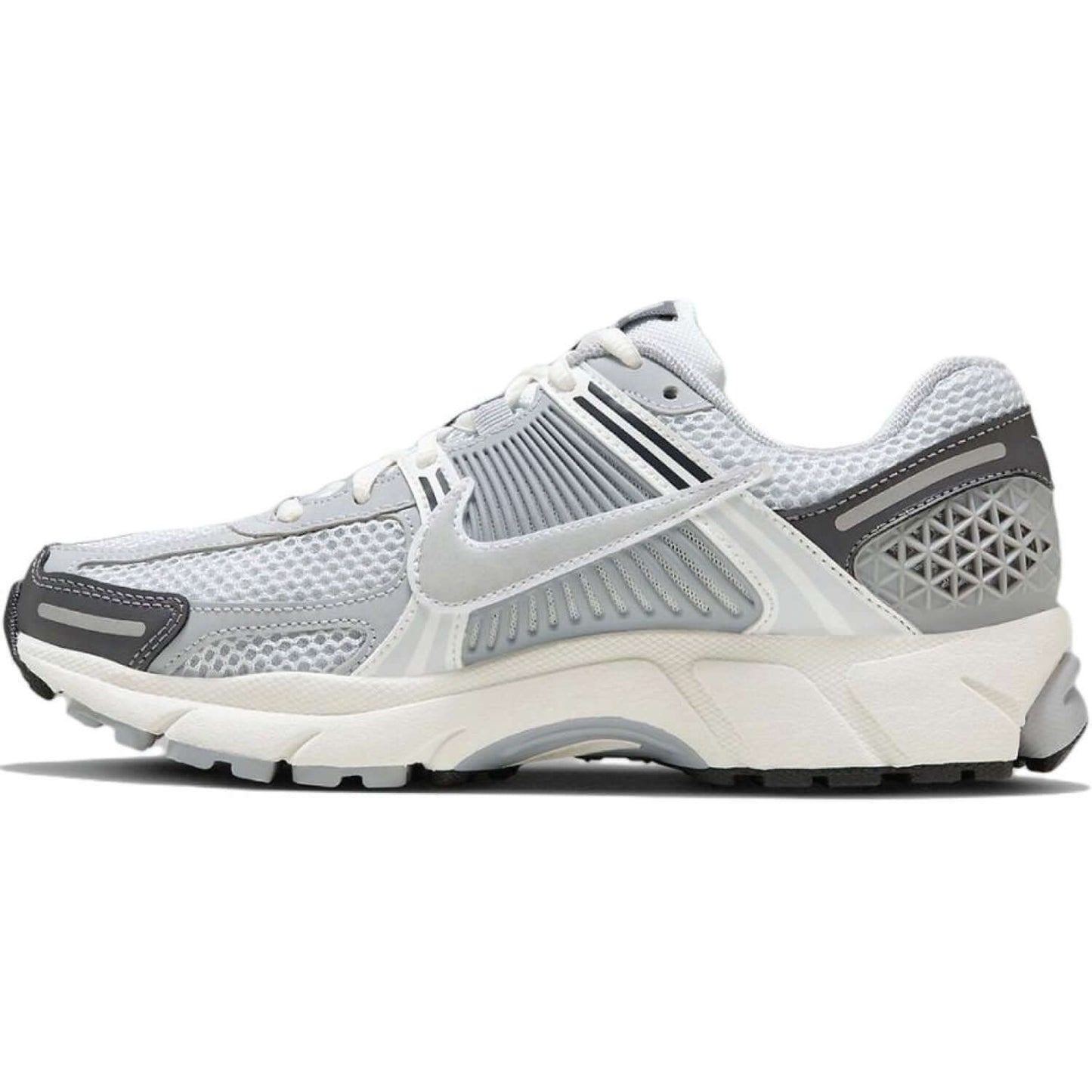 This is the left side shoe of Wmns Zoom Vomero 5 Wolf Grey Cool Grey