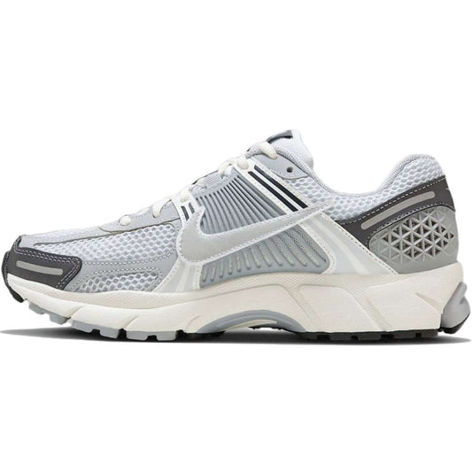 This is the left side shoe of Wmns Zoom Vomero 5 Wolf Grey Cool Grey