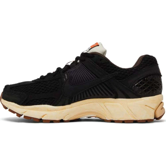 This is the left side shoe of Wmns Zoom Vomero 5 'Black Sesame'