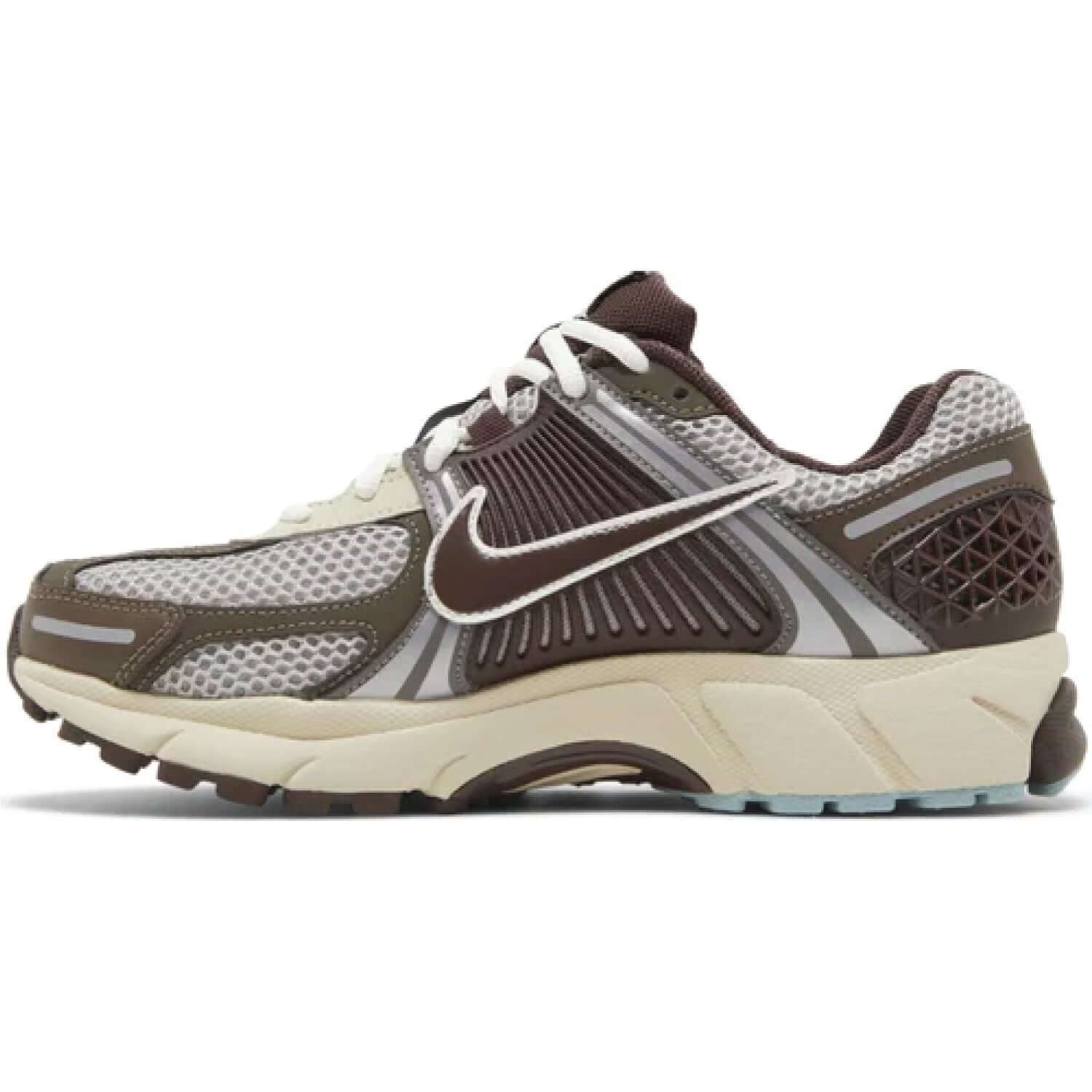 This is the left side shoe of Wmns Zoom Vomero 5 'Earth Fossil'