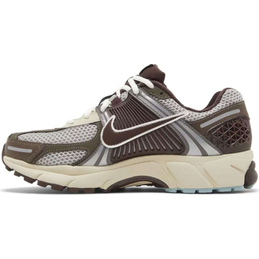 This is the left side shoe of Wmns Zoom Vomero 5 'Earth Fossil'
